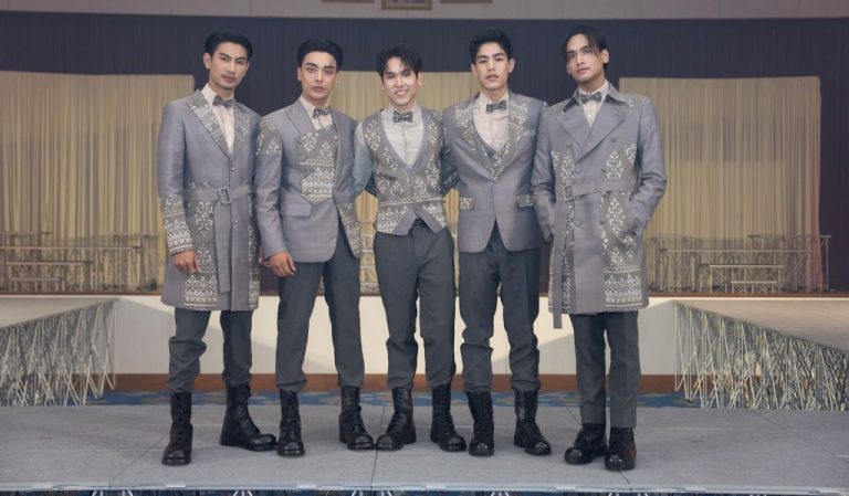 อาจารย์ราชมงคลพระนคร ประยุกต์เส้นใยไหม -เส้นใยฟิลาเจน ออกแบบลวดลายผ้ามัดหมี่ ตัดเย็บเสื้อผ้าบุรุษ ตอบเทรนด์สิ่งทอ 4.0 เน้นประโยชน์ใช้สอยและสวยงาม